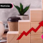 Cofrinho de guardar moedas e caixinhas de madeira com seta apontando para cima.