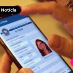 Pessoa atualizando cadastro eleitoral pelo celular.