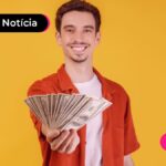 imagem de pessoas segurando notas de dinheiro