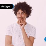 Pessoa sorrindo, apontando para cima