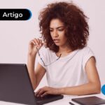 Pessoa olhando para um computador