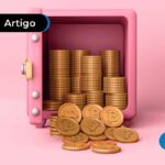 Imagem de um cofre aberto com moedas