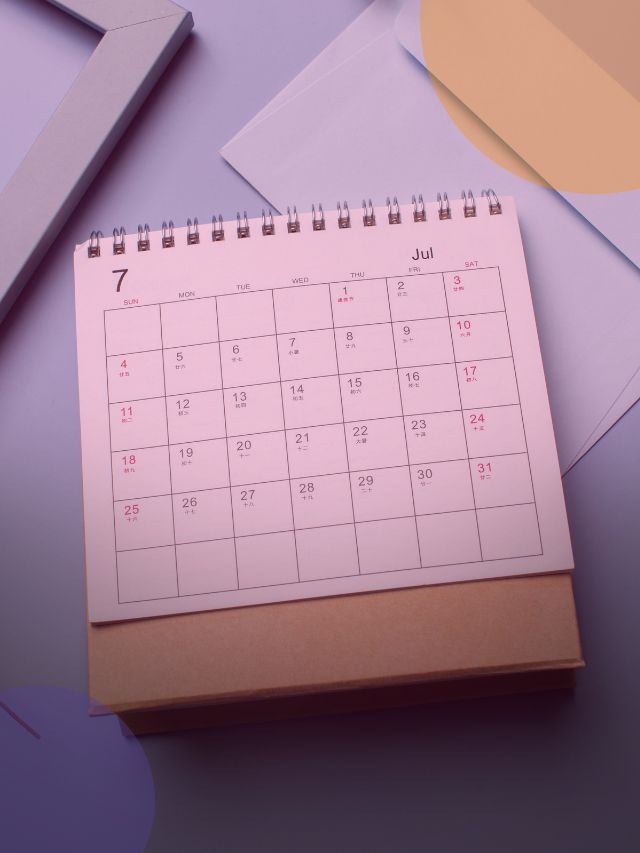 Calendário em branco e fundo azul com envelope ao lado.