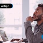 Pessoa em frente ao computador com um olhar pensativo