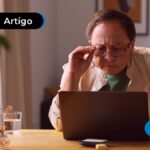 Pessoa de mais idade olhando para o computador