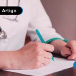 Pessoa escrevendo em um papel