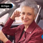 Pessoa de mais idade em um carro sorrindo