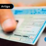Pessoa segurando uma CNH
