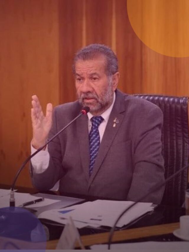 Pessoa de mais idade falando em um microfone