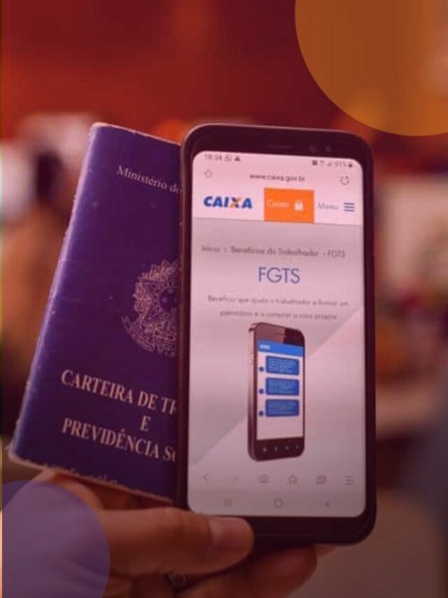 Pessoa segurando o celular vendo o FGTS e segurando uma carteira de trabalho