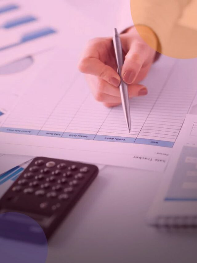 Pessoa escrevendo em um papel com uma calculadora