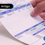 Pessoa segurando uma conta de água