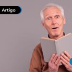 Pessoa de mais idade com olhar surpreso segurando um livro
