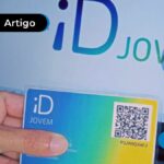 Pessoa segurando o cartão do iD Jovem