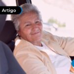 Pessoa de mais idade em um carro sorrindo