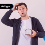 Pessoa segurando uma casa de brinquedo com olhar de surpresa
