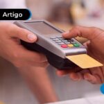 Pessoa fazendo compra usando maquininha.