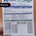 Mão segurando conta de energia elétrica.