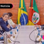 Pessoas do governo reunidas em reunião.