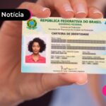 Mão segurando documento de identidade.