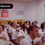 imagem de pessoas de branco sentadas estudando