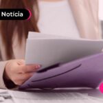 Pessoa segurando vários papéis.