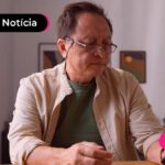 Pessoa de idade mexendo em celular.