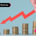 Moedas empilhadas e seta vermelha apontando para baixo.