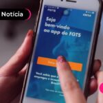 Pessoa usando aplicativo do FGTS pelo celular.