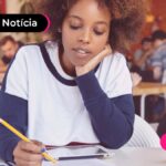 imagem de pessoa jovem escrevendo em folha