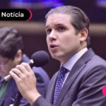 imagem de deputado falando em microfone