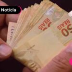 Pessoa contando dinheiro.