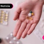 imagem de pessoa segurando medicamentos