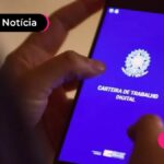 imagem de pessoa mexendo no celular em app