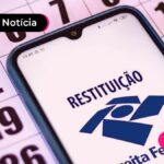Calendário e celular com aplicativo da Receita Federal na tela.