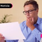 imagem de pessoa com óculos olhando para papel