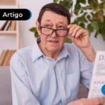 Pessoa d mais idade segurando um jornal