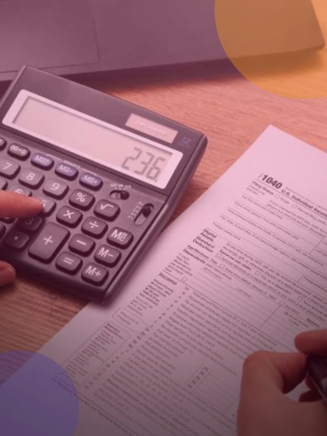 Pessoa assinando papéis e calculadora ao lado.