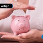 Pessoa segurando um cofre de porco