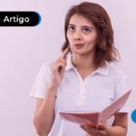 Pessoa com expressão de dúvida segurando caderno e caneta.