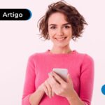 Pessoa sorrindo segurando um celular