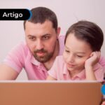 Duas pessoas olhando para o computador
