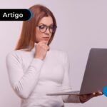 Pessoa pensativa olhando para um computador