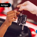 Pessoa entregando uma chave de carro para outra pessoa