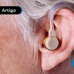 Pessoa de mais idade com aparelho auditivo