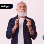 Pessoa de mais idade com olhar pensativo