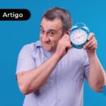 Pessoa segurando um relógio