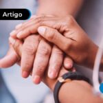 Pessoa jovem segurando mão de pessoa com mais idade.