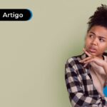 Jovem com expressão de dúvida e mão no queixo.