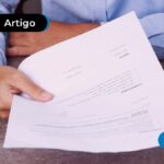 Mão segurando modelo de carta.